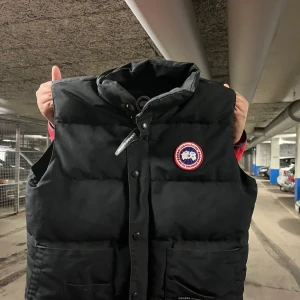 Canada goose  - Svart canada goose/väst storlek m men passar bra skick, äkta och pris kan diskuteras 