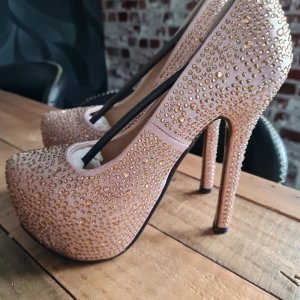 Crystal Pumps - Oanvända. Champagne färgade pumps med Champagne färgade kristaller. 