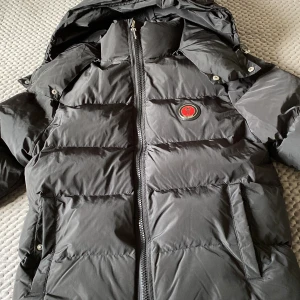 Trapstar jacka storlek xs pris  3990 - En helt ny jacka från trapstars senaste drop, använt en gång så alltså ny skick. Storlek xs men jackorna är ganska stora i storleken. Pris 3699 kr, kan diskuteras 