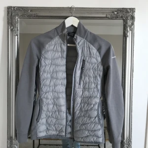 PeakPreformance hybrid jacka - Nästintill oanvänd, super fint skick, Storlek S. Nypris 2200