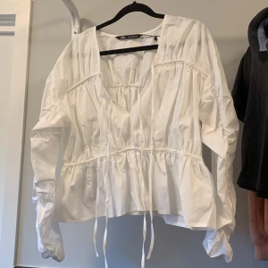 Vit blus Zara - Säljer en oanvänd vit blus från Zara. 