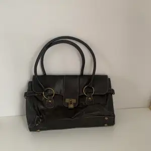 (Skriv till mig innan ni köper) Mörkbrun vintage väska!🤎Fraktkostnaden kan variera beroende på betalsätt🖤