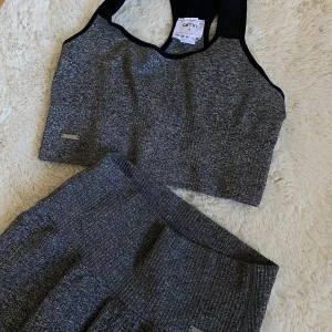 Aimn set  - Grått aimn set. Båda delarna är i strl S. Tightsen är långa. 🥰 bra skick, använt fåtal ggr.