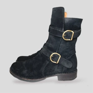 ETERNITY boot  - Fiorentini-baker entirely made by Italian artisans. Powder blue natural suede leather Ankle-high biker boot Rounded tip 3 cm heel Leather lining and insole Fiorentini-bakeLeather sole with rubber inserts Abundant fit. My size is 39. IT boot size 36. 