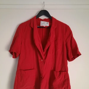 Vintage blus - Italiensk vintage blus. Behöver strykas annars oanvänd. Strl 46 men jag är 36 och har burit den oversize.