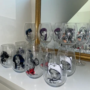 Costa boda ”All About You” - 6 st vinglas & 8 st tumblerglas💗Nyskick med originalkartong kvar till alla förutom de lila vinglasen! Nypris ca 1800kr, säljer alla för 1350kr💓 Säljer endast alla tillsammans!