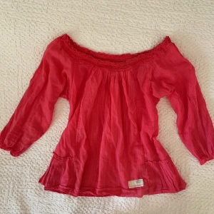 Korallfärgad odd Molly blus  - Säljer min korallfärgade oddmolly blus! Den är i jättebra skick men kommer inte till användning. Storlek 0 så alltså XS men är ganska luftig och pösig så passar även S och M skulle jag säga 🧡🧡
