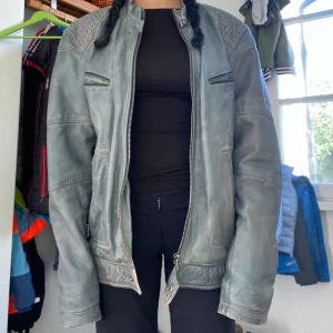 Ljusblå läderjacka - Säljer denna ljusblåa läderjackan som jag köpte secondhand nyligen för 350kr. Den sitter lite stort på mig som är 163cm