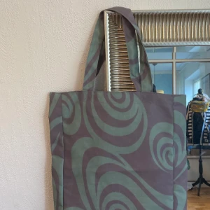 Väska  - Väska från Acne Studios, aldrig använd.