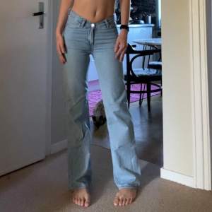 weekday jeans i modellen ”twin” st 24, ljusblå, nyskick. jättefin modell som är v bromsad på framsidan vid knappen, raka i modellen🤍framhäver ens former jättefint. st 24 men passar 25 också, nypris ca 500