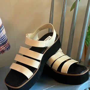 Helt nya sandaler med plattform  - Säljer mina helt oanvända sandaler med plattform från stradivarius! Krämvita med svart sula, säljer pga fel storlek </3 