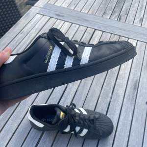 Fina adidas Superstars som inte är jätte använda! Säljer då jag vill köpa ett par andra skor💕