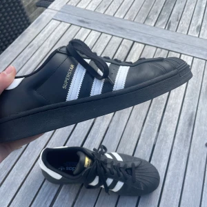 Adidas skor  - Fina adidas Superstars som inte är jätte använda! Säljer då jag vill köpa ett par andra skor💕