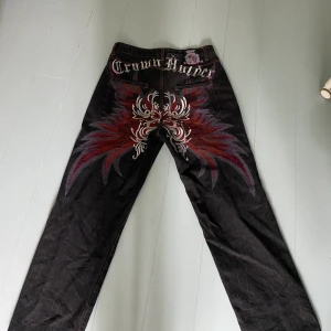 Jeans med print - Riktigt sköna baggy y2k stil jeans Med embroidery på baksidan. Riksfeta o sitter fett bra. Säljer för dom blivit för små på mig.  Plick cutta av bilderna så dom blev keffa skriv i dm om ni vill ha fler bilder eller vill veta annat. Priset kan diskuteras 