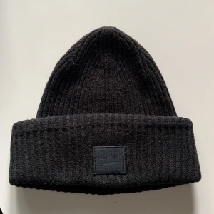 Acne mössa - Använd men i gott skick.