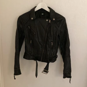 Skinnjacka - Skinnjacka från hm. Visst slitage i jackans nacke. 