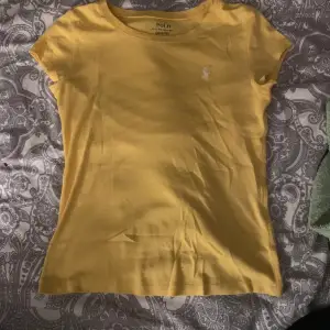 Säljer nu min fina gula polo t-shirt just för att den bara tar plats i lådan och inte används, den är köpt på johenlls för ca 300kr. 