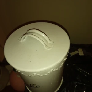 Plåt kaffeburk vit med lock. - Fin gammal plåtkaffeburk med lock och mönstrat .hämtas i Skene alt skickas o köpare betalar frakten o Swishbetalning tillämpas .frakt inräknat i priset .104 kr.