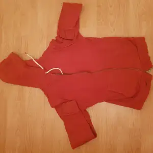 Säljer röd tröja i perfekt skick billigt.
