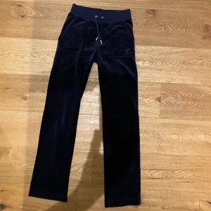 Juicy Couture byxor mörkblå - Juicy Couture byxor i den populära färgen Night Sky i strl xxs. De är i nyskick endast tvättade 2 gånger så det är absolut inget att anmärka på. Säljer på grund av att jag ångrar mig om färgen💗Köparen betalar frakten. 