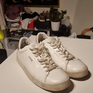 Vita skir från guess - Köpte dom i julas för 800. Storlek 44. Mycket bra skick och inga tydliga tecken på användning. Lite smuttsiga men det går enkelt att fixa.
