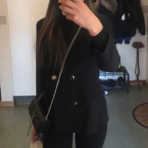 Jätte fin svart kappa  - Använd endast ett par gånger  Väldigt nytt skick 