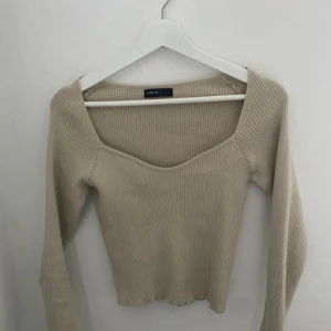 Beige stickad tröja - Hör av er vid frågor, basic beige stickad tröja i otroligt bra material