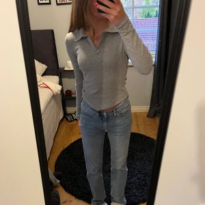 Veromoda topp - Tröja med krage från veromoda, använd max två gånger. Jag säljer då den inte kommer till andvändning💞