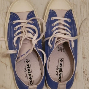 converse 70s low mörkblå - helt nya, endast använda 1 gång utomhus. storlek 39,5 men små i storlek, passar 38,5-39. köpta för 800ish