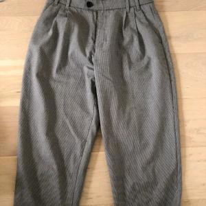 Kostymbyxor  - Kostymbyxor från pull & bear. Fint skick! Köparen står för frakten!