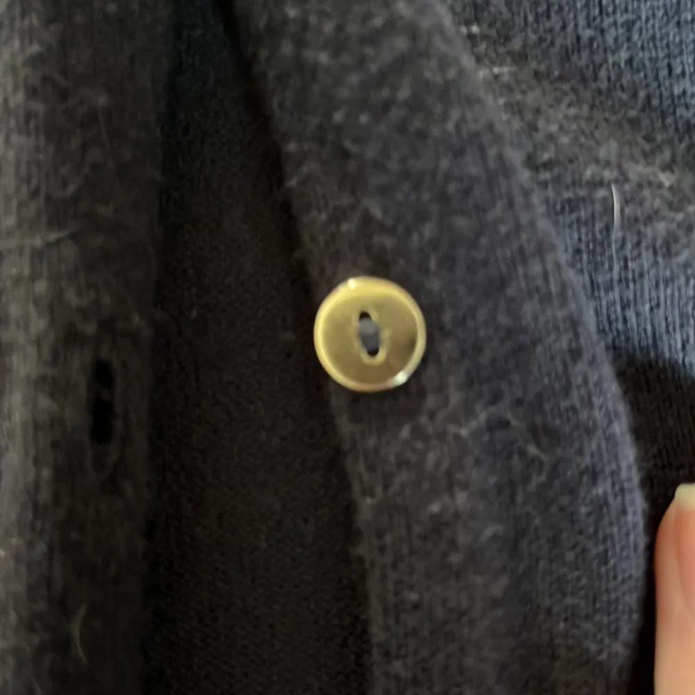 Marinblå kofta använd 1 gång med knappar som är guldfärgade. Från Zara st 152 175 ink frakt. Tröjor & Koftor.