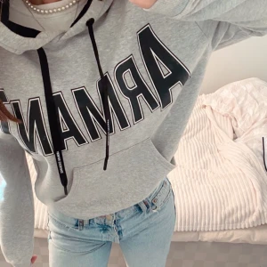 Armani Hoodie  - Oanvänd armani hoodie, en detalj som ej syns på bilden är att hoodien har en text på ryggen (Exchange) kontakta vid frågor. 