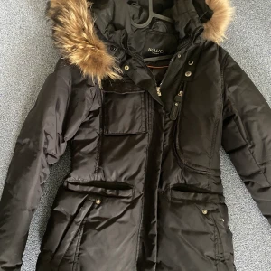 Hollies jacka - Hollies vinterjacka med päls. Säljs för 2.ooo, billigare vid snabb affär. Jackan finns i Stockholm. 
