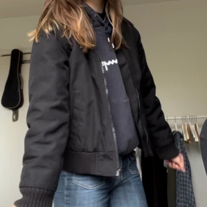 Jacka - Supersnygg Carhartt jacka som tyvärr blivit lite för liten! Bra skick, tjock och varm☕️