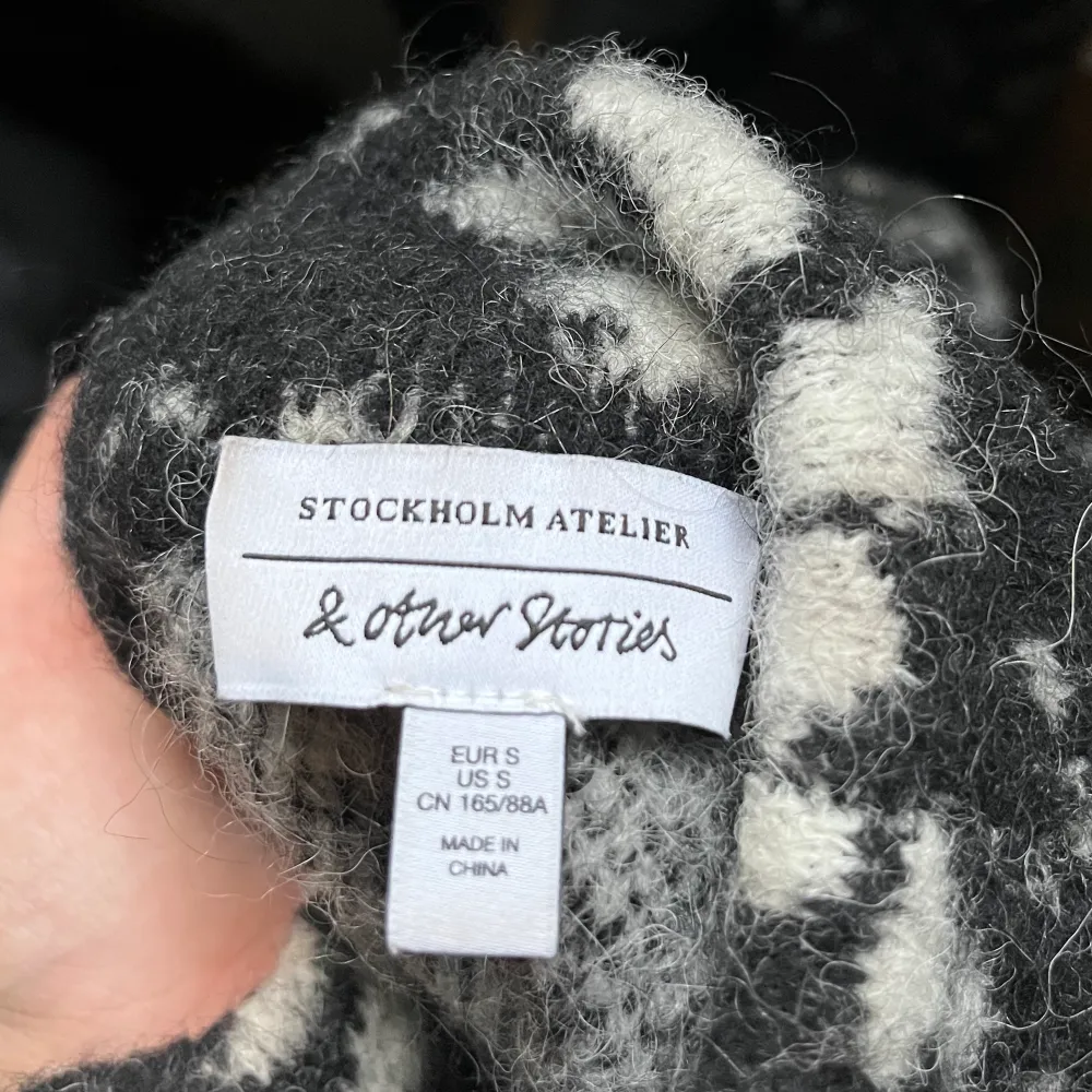 Unik, så snygg alpaca-stickad tröja från & Other stories. Noppar inte och är i nyskick. Stickat.