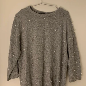 Tröja med pärlor ZARA - Säljer då den ej används, köparen står för frakt🫶 Storlek M men sitter som en S!🤎