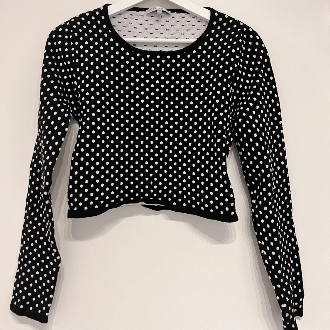 svart och vit tröja