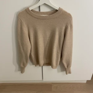 Stickad tröja - Beige stickad tröja, aldrig använd.  Stl S
