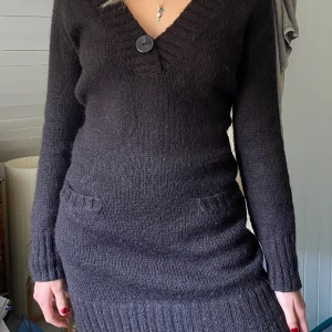 Stickad klänning - Superfin stickad klänning!! I väldigt bra skick, står storlek S men är väldigt stretchig så passar större storlekar. Skriv vid intresse :)