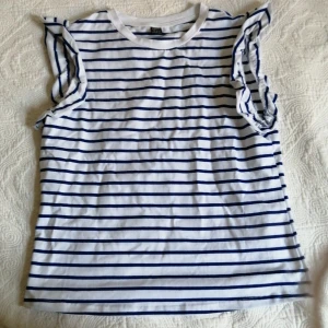 T-shirt  - En jättesnygg randig t-shirt som inte riktig passade mig. Hoppas du vill köpa!💕💕