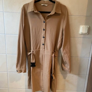 blandat, dam  - 1. klänning i fint skick, 40  2. jacka från only, fint skick, M 3. kofta från veromoda, L, lite noppig  köparen står för frakt