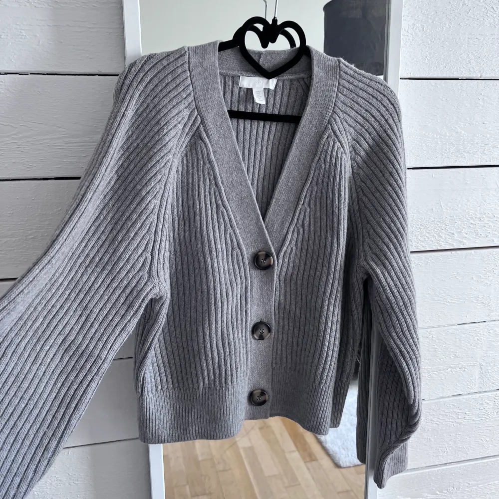 Kortare stickad tröja från Hm, använd typ 1 gång så bra skick!!❣️är grå/beige i färgen.. Tröjor & Koftor.