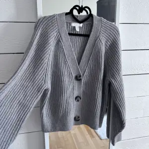 Kortare stickad tröja från Hm, använd typ 1 gång så bra skick!!❣️är grå/beige i färgen.