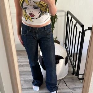 Misssixty lågmidjade jeans  - Säljer nu dessa drömiga Miss sixty lågmidjade jeansen då jag knappt använder dom. Dom har super nice fickor för den perfekta Y2K looken. Färgen är mörkare än vad sista bilden visar! Skicka pm för fler frågor 💕