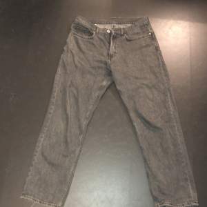 Mörkgråa jeans från vailent. De köptes för 500 och har lite slitage vid hälarna annars är de perfa skick! Passformen är ganska baggy!