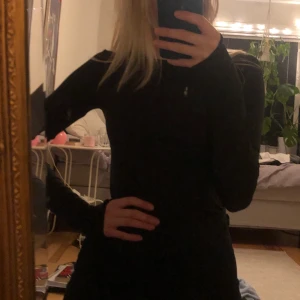 Långärmad topp - En superfin stretchig tröja med hål för tummarna😋har en taight passform, men är som sagt väldigt strechig! 