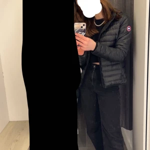 Canada goose jacka  - Jag säljer min canada goose jacka, den e använd rätt många gånger men det är inga skador eller liknande på den, jag säljer min då jag inte längre använder den och den tar mycket plats i garderoben. Den är stor i storleken jag har xs men den sitter som S