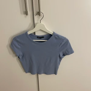 Blå topp - Blå t-Shirt fårn zara, använt fåtal gånger.  Stl M