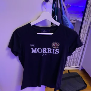 Morris t-shirt  - Knappt använd och väldigt fin kvalité💓 hör av dig vid frågor! Pris kan diskuteras💕