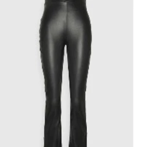Skinnbyxor med slits storlek L - Hej säljer min Skinnbyxor som är helt ny och aldrig använd den är från Zalando storlek L och jag säljer den för 200 kr.